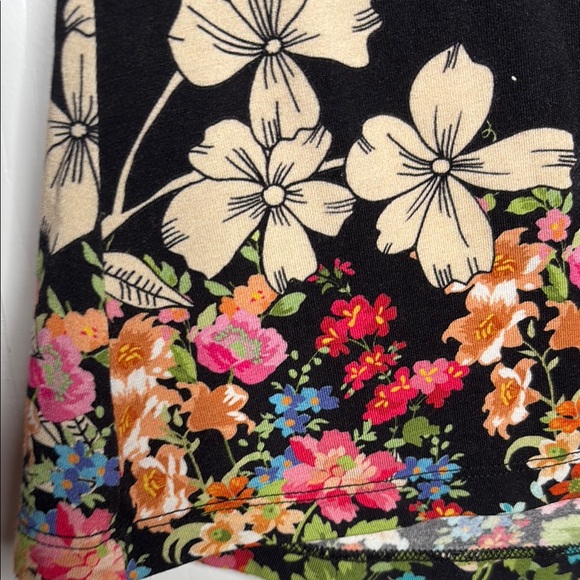 Johnny Was Women's Floral The Janie Favorite Short Sleeve V-Neck Shirt Medium - Picture 4 of 7